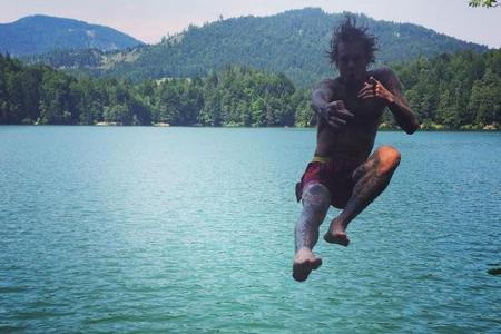 Profi-Skateboarder Ryan Sheckler macht nicht nur auf dem Brett eine gute Figur, auch sein Sprung kann sich sehen lassen.