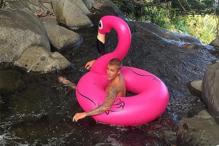 Justin Bieber relaxt in einem Schwimmreifen