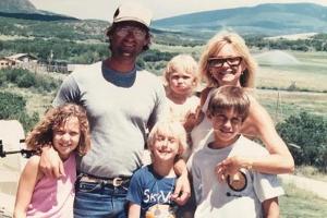 Kaum wiederzuerkennen: Das braun gelockte Mädchen im rosa Top ist Hollywood-Star Kate Hudson