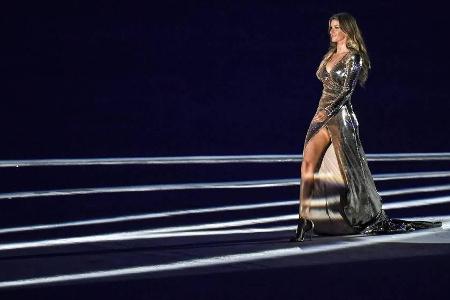 Unter dem Jubel von tausenden Zuschauern schreitet Gisele Bündchen über den Laufsteg