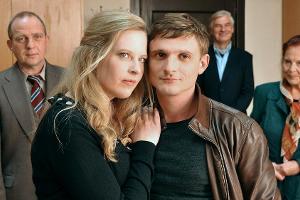 "Wir tun es für Geld": Ines (Diana Amft) geht eine Scheinehe mit dem vermeintlichen Verlierer Moritz (Florian Lukas) ein