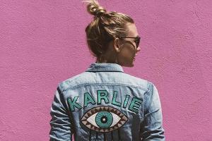 Jetzt wird's persönlich: Wie Karlie Kloss trägt man seinen Namen jetzt auf der Kleidung