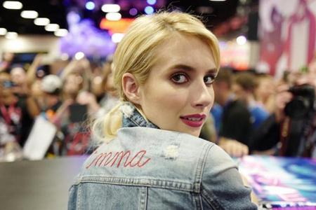 Nicht gerade Paparazzi-sicher: Schauspielerin Emma Roberts mit Namens-Jacke