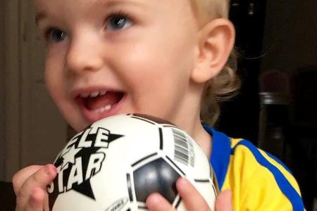 Prinz Nicolas von Schweden feuert die schwedische Frauenfußball-Mannschaft an.