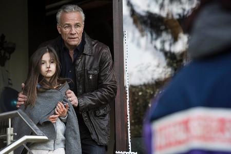 Max Ballauf alias Klaus J. Behrendt mit der traumatisierten Anna (Julie-Helena Sapina)