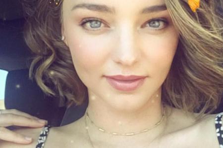 Am Ringfinger prankt der prachtvolle Verlobungsring von Miranda Kerr