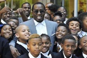 Sean "Diddy" Combs freut sich mit den Schülern seiner neuen Schule