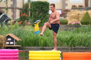 Promi Jürgen Milski beim Spiel "Gib' Gummi". Er holte mit seinem Team Gold bei der RTL-"Bauernolympiade"