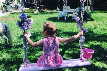 Pinke Schaukel und Pony: Die Tochter von Robbie Williams scheint im Paradies angekommen