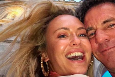 Turteltäubchen in Paris: Santa Auzina und Dennis Quaid posieren vor Notre Dame