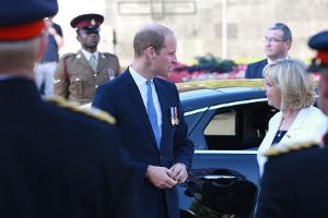 NRW-Ministerpräsidentin Hannelore Kraft begrüßte Prinz William nach seiner Ankunft am Düsseldorfer Ehrenhof