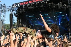 Stagediver gehören beim Wacken Open Air zum Inventar.