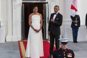 Der Präsident ist beeindruckt: Michelle Obama in ihrer Robe von Brandon Maxwell, dem Designer von Lady Gaga