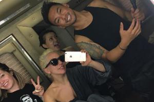 Lady Gaga mit ihrem Team am Set von "American Horror Story"