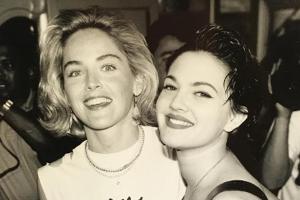 So sahen Sharon Stone (l.) und Drew Barrymore in den Neunzigern aus