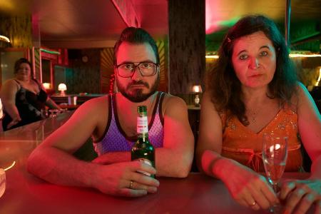 Flötzinger (Daniel Christensen) trifft im Swinger Club unverhofft auf Frau Beischl (Maria Hofstätter)