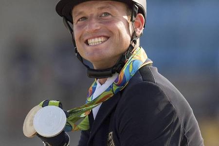 Michael Jung zeigt stolz seine Medaille