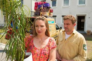 "Schweinskopf al dente"-Szenenbild: Susi (Lisa Maria Potthoff) verlässt Franz (Sebastian Bezzel) und Niederkaltenkirchen