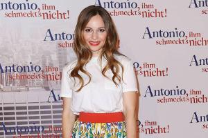 Mina Tander überzeugte in einem sommerlichen Farbenmix