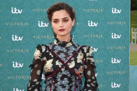 Rüschen, Samt, opulente Blumenmuster: Die Erdem-Kreation von Jenna Coleman vereint die größten Trends der bevorstehenden Her...