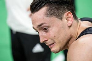 Andreas Toba weint nach seiner Verletzung hemmungslos in der olympischen Turnhalle