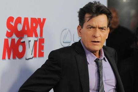 Charlie Sheen (49) sorgte gleich mit mehreren Skandalen für Aufsehen: Da wäre die Prostituierte in seinem Kleiderschrank ode...