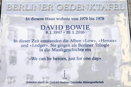 Mit dieser Plakette wird künftig an David Bowies Jahre im West-Berliner Stadtteil Schöneberg erinnert