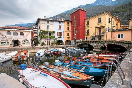 Fischerboote liegen dicht an dicht im Hafen von Cassone.