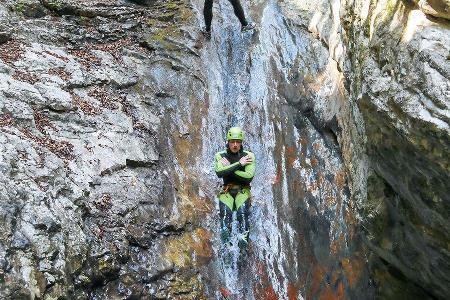 Beim Canyoning geht es durch tiefe Schluchten und ins Wasser hinein.