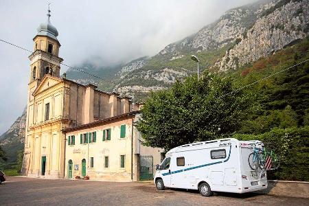 Bei der Chiesa di San Vigilio in Brentino Belluno steht man auch gut über Nacht.