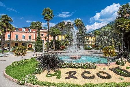 Blick über die Kuranlagen von Arco zum dominanten Burgfels.