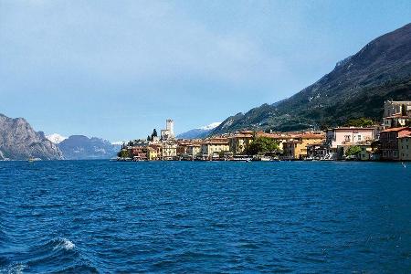 Malcésine kuschelt sich idyllisch ans Ostufer des Sees.