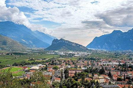 Sechs Kilometer nördlich von Riva im Sarca-Tal gelegen.