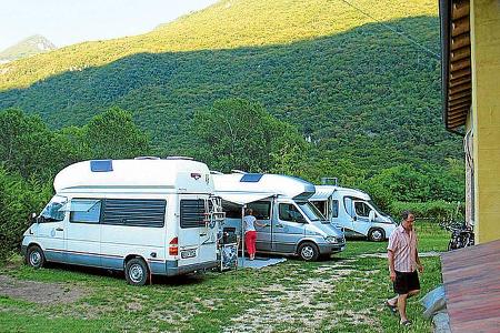 Brentino: die Stellplätze mit Service am Agriturismo Revena.
