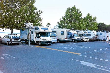 Sirmione: die Stellplätze am Parkplatz Piazzale Monte Baldo.