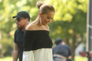 Rita Ora mag es schulterfrei
