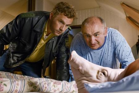 Franz (Sebastian Bezzel, l.) und Moratschek (Sigi Zimmerschied, r.) staunen über den Schweinskopf in Moratscheks Bett