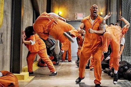 Dwayne Johnson alias Luke Hobbs muss im achten Teil des Franchise in den Knast