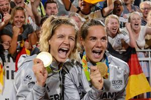 Laura Ludwig (l.) und Kira Walkenhorst mit ihren Goldmedaillen