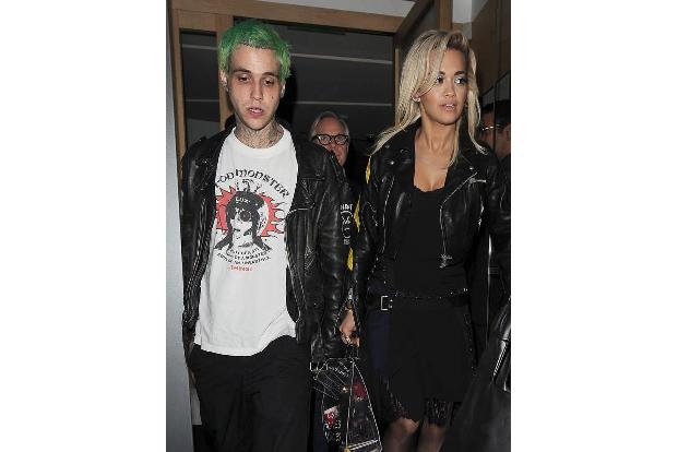 ...angeblich verlobt soll sich die Sängerin Rita Ora haben. Zumindest wurde sie mit einem verdächtigen Ring an ihrer Hand ge...