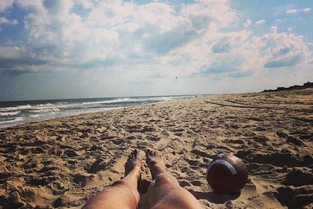 Kleines Sonnenbad gefällig? Immer mal wieder zeigt sich das Topmodel auch am Strand, wie auf diesem Bikini-Schnappschuss.