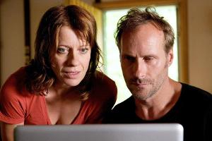 "Im Netz": Juliane Schubert (Caroline Peters, mit Wolfram Koch) ist entsetzt - jemand hat ihre persönlichen Daten gehackt