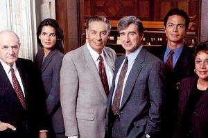 Steven Hill (l.) mit seinen Kollegen von "Law & Order"