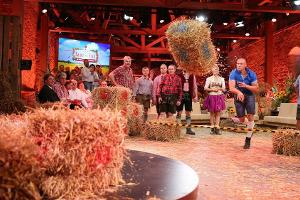 Beim Heuballen-Weitwurf müssen die Bauern und Promis nicht nur Kraft, sondern auch Geschick beweisen