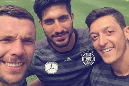 Lukas Podolski (l.) mit seinen DFB-Teamkollegen Emre Can (M.) und Mesut Özil