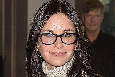Courteney Cox betonte Augenbrauen passen hervorragend zu ihrem Brillengestell