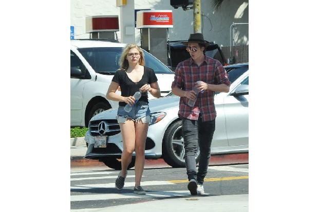 ...Teenie-Pärchen wurde in den vergangenen Tagen gleich mehrmals gesichtet, wie es sich zusammen in L.A. eine schöne Zeit ma...