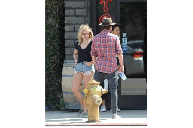 ...begeistert sein - immerhin ist Chloë erst 19 Jahre alt und Brooklyn sogar erst 17! Aber so ein Liebes-Tattoo steht gerade...