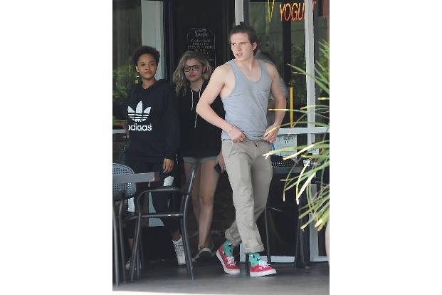 ...lässiger Alltagsmontur verließen Brooklyn und seine Liebste nach einem üppigen Mittagessen das Etablissement und...