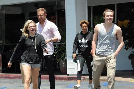 ...machten sich wieder auf den Weg zu ihrem Wagen. Und man kann es nicht anders sagen: Die beiden strahlten wirklich über da...